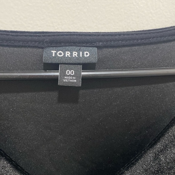 Torrid Stretch Velvet Black Shirred-Front Flutter Sleeve Top Size 00 - Picture 4 of 7